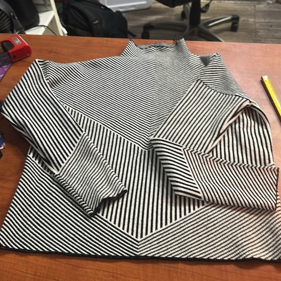 Cynthia Rowley Chevron mock funnel neck crop gray white sweater Size S - Picture 6 of 6